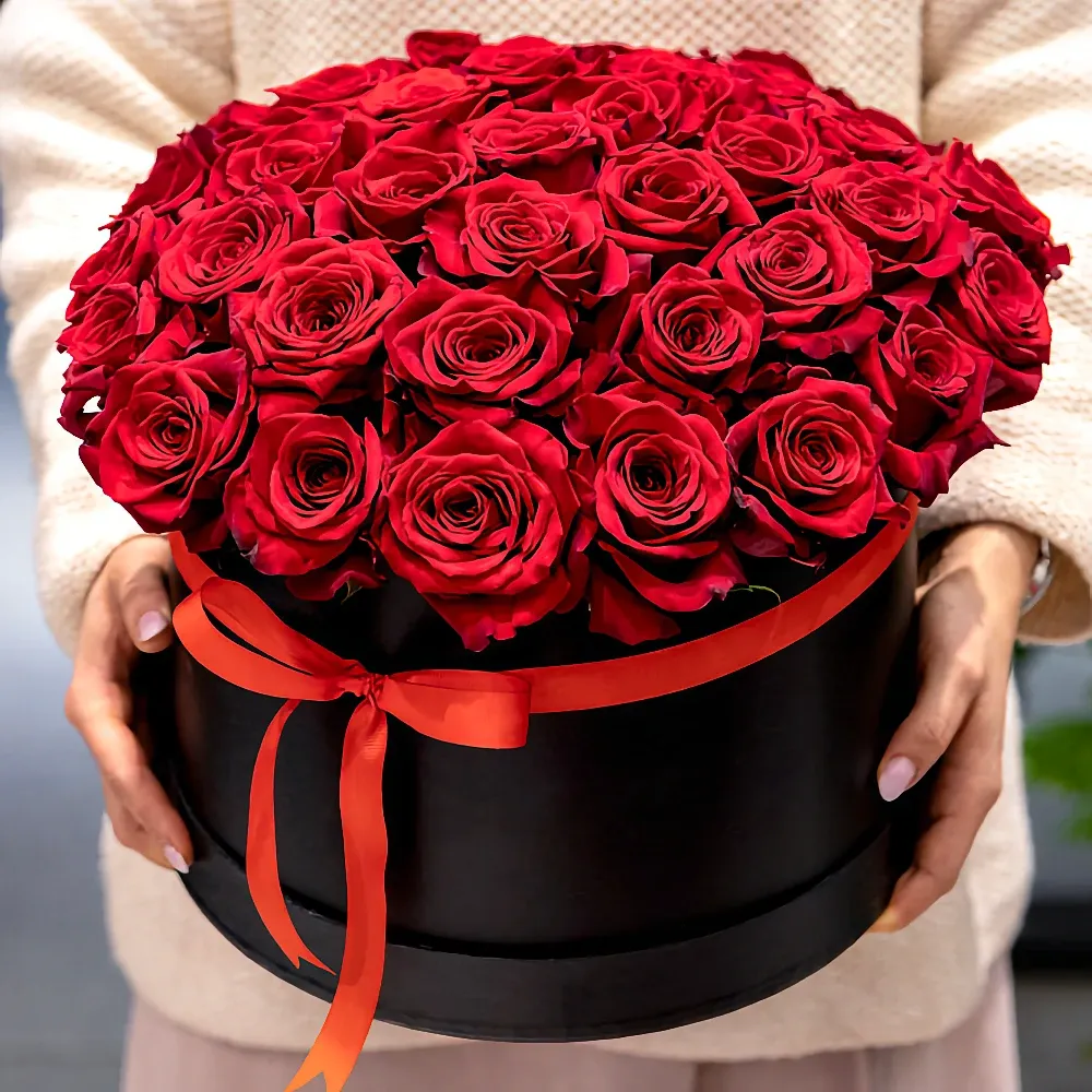 Красные розы в коробке